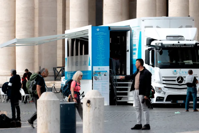 Realizan chequeos cardiológicos gratuitos en la Plaza de San Pedro para personas sin recursos