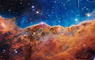 Telescopio Webb de la NASA revela acantilados cósmicos, un paisaje brillante del nacimiento de estrellas. Flickr de NASA's James Webb Space Telescope (CC BY 2.0) 