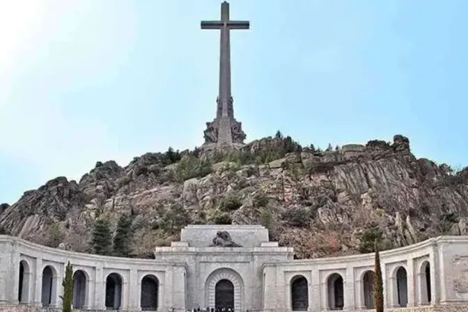 Cardenal Osoro recuerda importancia de la cruz y de la orden benedictina en el Valle de los Caídos 