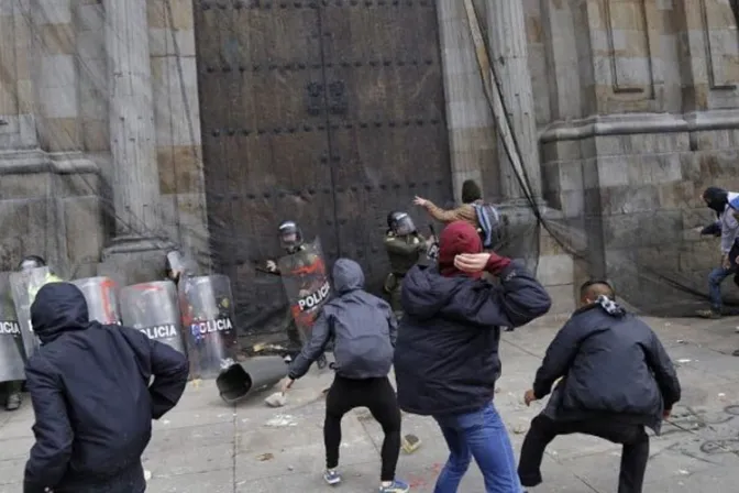 Vándalos atacan Catedral de Bogotá en Colombia [VIDEOS]