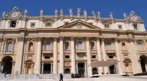 Portada de Basílica de San Pedro, en Ciudad del Vaticano. Foto: Daniel Ibáñez / ACI Prensa