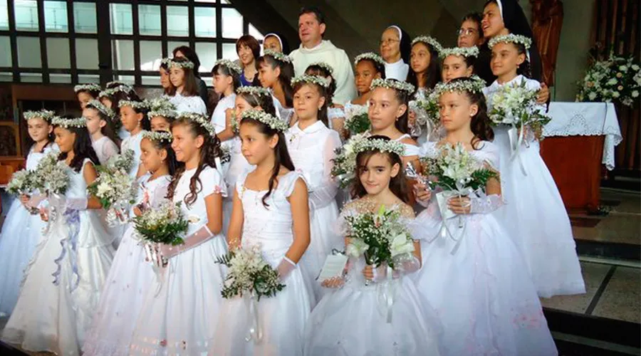 lila soltero Anterior Por qué una diócesis recoge cientos de vestidos de Primera Comunión?