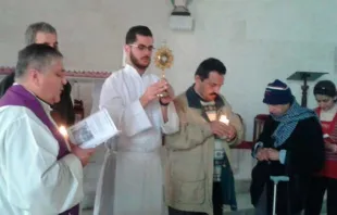Vía Crucis con la reliquia de la Vera Cruz en Alepo (Siria) / Foto: Facebook SOS Cristianos en Siria 