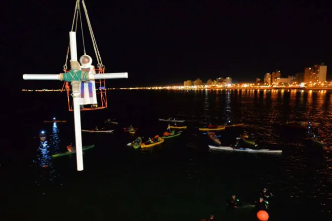¿Es posible rezar bajo el agua? Buzos argentinos en impresionante Vía Crucis Submarino