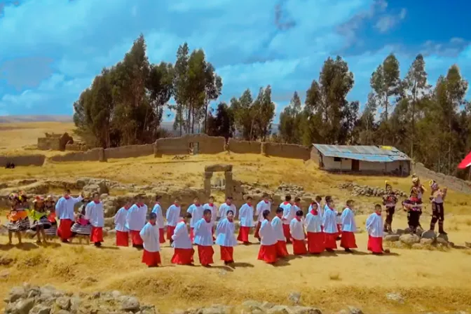 Niños graban video en homenaje a Obispo que evangelizó los Andes a lomo de caballo