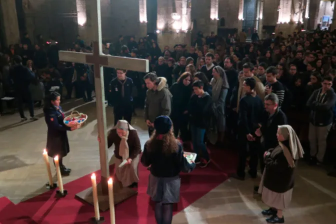 Celebran vigilia de oración con cruz rescatada de una iglesia profanada en Irak