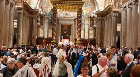 Miles asisten a vigilia por canonización del Cardenal Newman