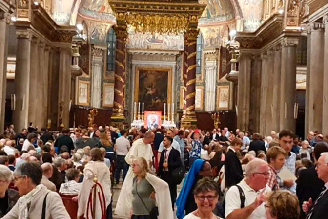 Miles asisten a vigilia por canonización del Cardenal Newman