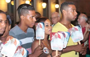 La vigilia de los jóvenes ante la Catedral de la Habana en Cuba en espera del Papa Francisco. Foto Eduardo Berdejo / ACI Prensa 