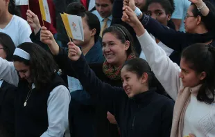 Jóvenes participan en la Vigilia de Oración por la llegada del Papa Francisco a Colombia / Foto: Eduardo Berdejo (ACI Prensa) 