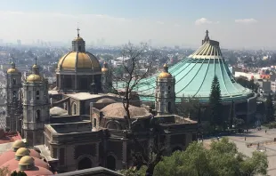 La villa de Guadalupe, con la Antigua Basílica -hoy Templo Expiatorio de Cristo Rey- a la izquierda, y a la derecha la actual Basílica de Guadalupe. Foto: David Ramos / ACI Prensa. 