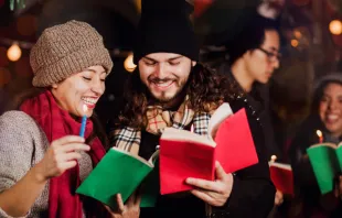 Imagen referencial de personas cantando villancicos de Navidad. Crédito: Shutterstock 
