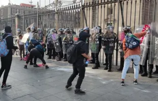 Violentas feministas atacan a policías femeninas y vandalizan Catedral Metropolitana de México, en marcha del 8M en 2020. Crédito: David Ramos / ACI Prensa. 