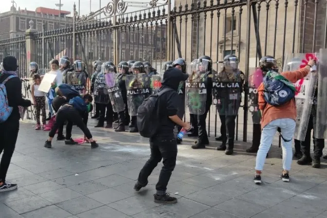 López Obrador permitirá marchas feministas pero mantiene restricciones al culto