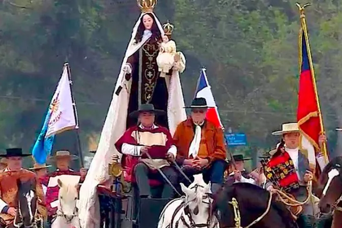 Rinden homenaje a la Virgen del Carmen en desfile militar de Chile 