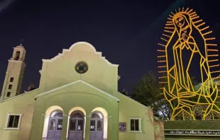 Réplica de la imagen de la Virgen de Guadalupe rescatada en 2020, en el atrio de parroquia Reina de México. Crédito: Edson Valdez / Pastoral Siglo XXI. 