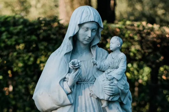 Obispo anima a ofrecerle cada día una flor a la Virgen en el mes de María