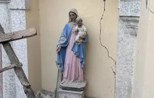 Imagen de la Virgen María entre los escombros de la Catedral de Alejandreta en Turquía. Crédito: Facebook Antuan Ilgit SJ 