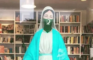  Virgen María pintada con un pañuelo verde al interior de la librería del Centro Cultural de la Memoria Haroldo Conti de Buenos Aires (Argentina) / Crédito: Marcha de Escarpines 