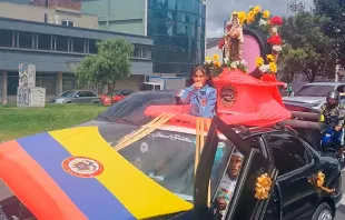 Uno de los autos que circuló por Bogotá con la imagen de la Virgen del Carmen. Crédito: Eduardo Berdejo (ACI) 