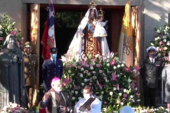 Chile eleva plegarias a la Virgen del Carmen y pide que le enseñe a amar