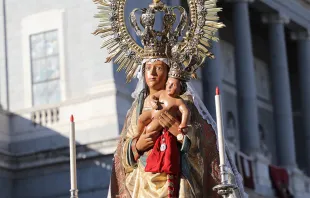 Imagen de la Virgen de la Almudena en las calles de Madrid (España). Crédito: ArchiMadrid. 