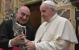 El Papa Francisco con el Obispo de Tortosa, Mons. Enrique Benavent. Foto: Vatican Media 
