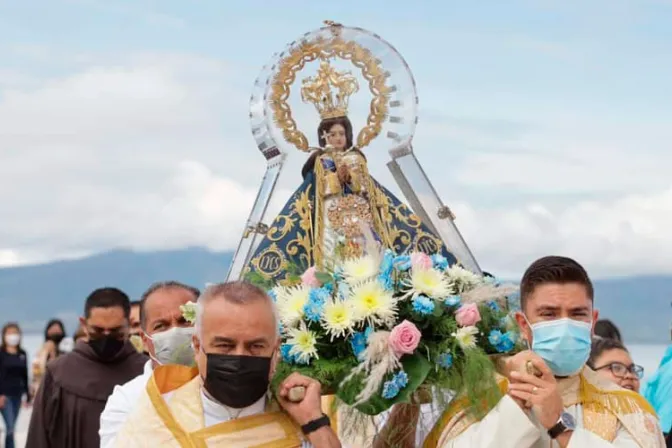 Fieles recorren lago con imagen de la Virgen de Zapopan: Piden a Dios que dé buenas lluvias