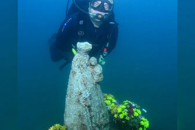 Imagen de la Virgen sumergida en el mar recibe ofrenda floral