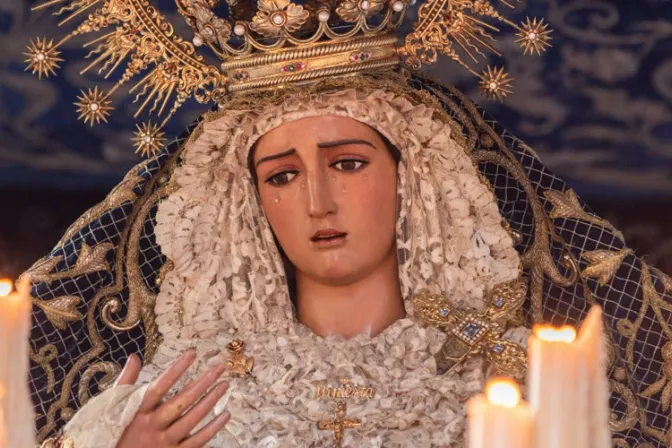 Arrojan lejía al manto de emblemática imagen de la Virgen María en España