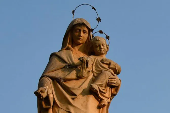 Colocan nueva imagen de la Virgen sobre torre de iglesia que fue destruida por ISIS