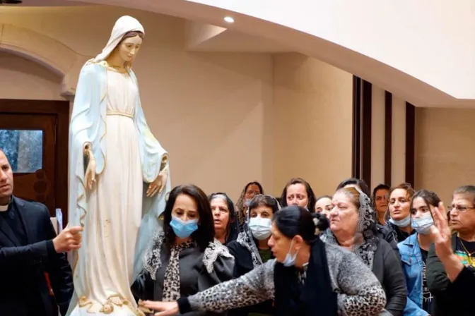 Imagen de la Virgen destruida por ISIS y bendecida por el Papa volvió a su iglesia en Irak