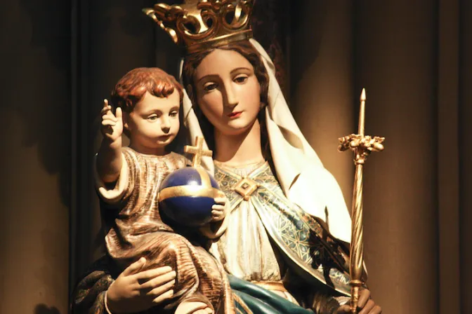 Sacerdotes y diáconos deben amar y dejarse educar por la Virgen María, dice Arzobispo