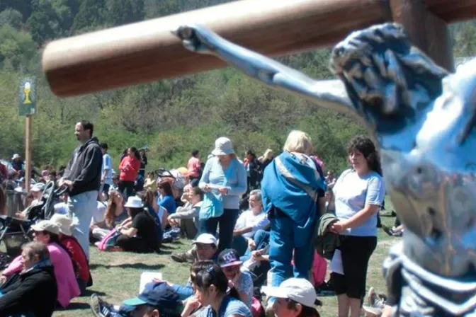 Multitudinaria peregrinación a la Virgen de las Nieves en Argentina