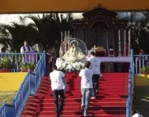 Procesión de la Virgen de la Caridad durante la Misa papal de ayer