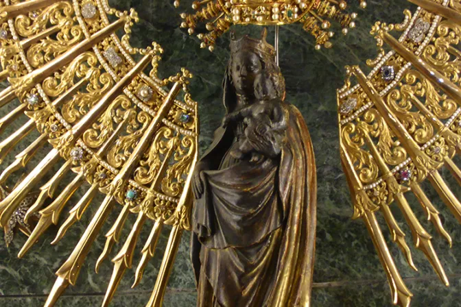 Lanzan original ofrenda de flores a la Virgen del Pilar
