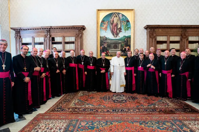 Papa Francisco pide a obispos de Argentina ser hombres de oración