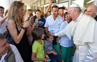 El Papa en la visita a la Fundación Santa Lucía. Fotos: L'Osservatore Romano 