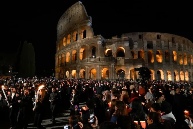 El Coliseo Romano se ilumina con las velas de 20 mil fieles en tradicional Vía Crucis