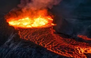 Imagen referencial / Volcán en erupción. Crédito: Nikolay Zaborskikh / Shutterstock. 