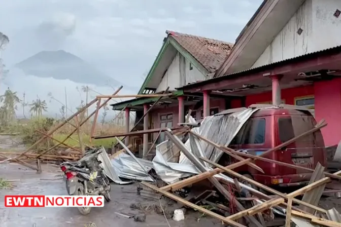 Papa Francisco ofrece sus oraciones por víctimas de la erupción del volcán en Indonesia