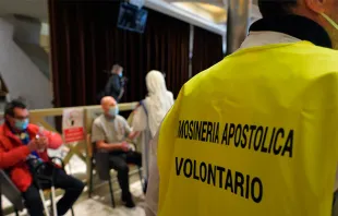 Voluntarios de la Limosnería Apostólica en el centro de vacunación del Vaticano. Foto: Vatican Media 