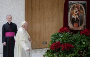 El Papa Francisco reza ante Nuestra Señora del Pueblo. Crédito: Daniel Ibáñez/ACI Prensa 
