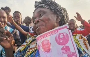Mujer africana espera la llegada del Papa Francisco. Crédito: Gianluca Teseo/EWTN 