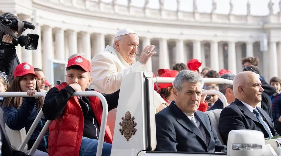 El Papa Francisco en la Audiencia General de este 19 de abril. Crédito: Daniel Ibáñez/ACI Prensa?w=200&h=150
