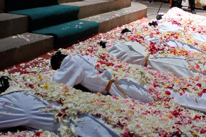 Este pequeño pueblo en el altiplano celebró “milagro de vocaciones” con lluvia de flores