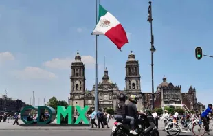 Plaza de la Constitución en Ciudad de México y, al fondo, la Catedral Metropolitana de México. Crédito: David Ramos / ACI Prensa. 