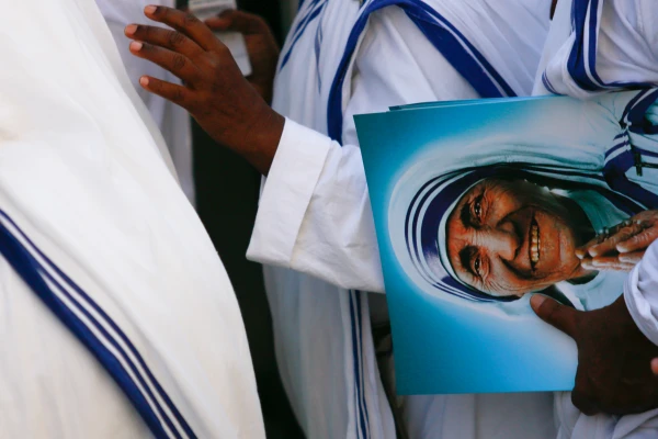 Missionaries of charity with the image of Santa Mother Teresa de Calcutta. Credit: Daniel Ibáñez/ Ewtn News