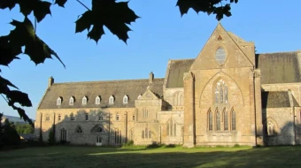 Abadía de Pluscarden, en Escocia, donde 15 monjes benedictinos rezan y dan la bienvenida a los visitantes.