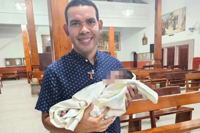 Encuentran a bebé recién nacida dentro de Catedral de Juticalpa, Honduras